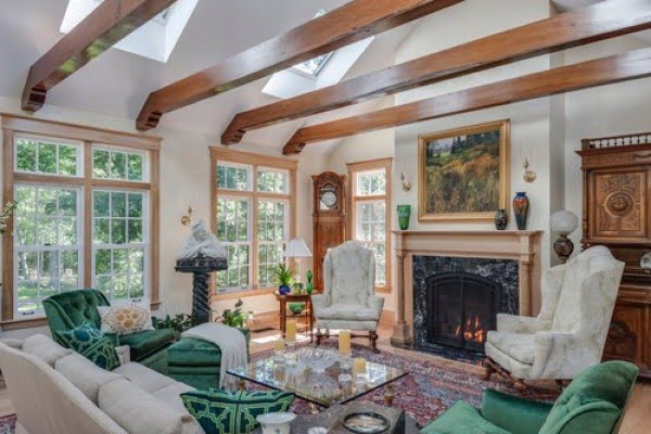  decor idea with wooden ceiling beams. Love it!  