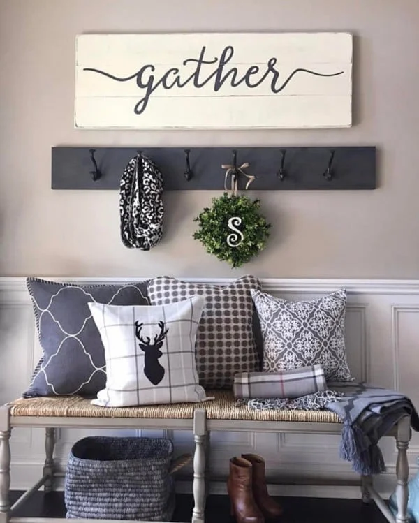 You have to see this  wall decor idea with  entryway signs. Love it! 