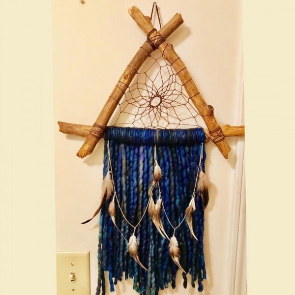 You have to see this  wall decor idea with a dream catcher. Love it! 