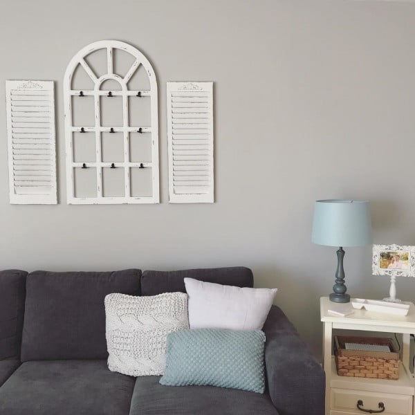 You have to see this  wall decor idea with a  window frame. Love it! 