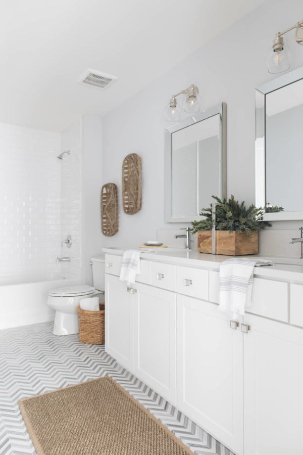 100 Cozy Rustic Farmhouse Bathroom Decor Ideas You Can Easily Copy - You have to see this bathroom decor idea with two-piece toilet and an undermount sink. Love it!  