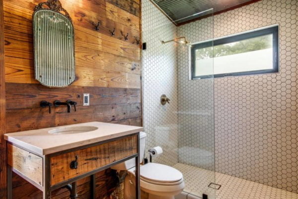 100 Cozy Rustic Farmhouse Bathroom Decor Ideas You Can Easily Copy - You have to see this bathroom decor idea with a two-piece toilet and an udnermount sink. Love it!  