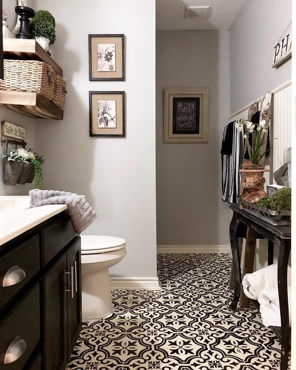 100 Cozy Rustic Farmhouse Bathroom Decor Ideas You Can Easily Copy - You have to see this bathroom decor idea with oriental flooring and palette box shelves. Love it!  