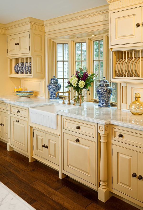  decor idea with porcelain tub-like sink and handpainted blue tableware. Love it!   