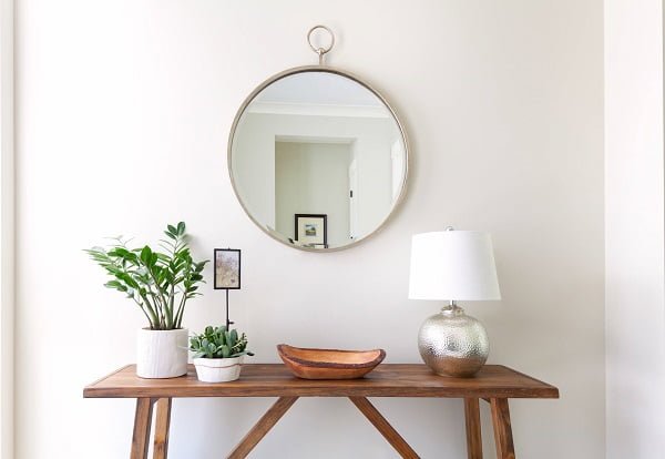  decor idea with strecthed wooden coffee table and statement mirror. Love it!   