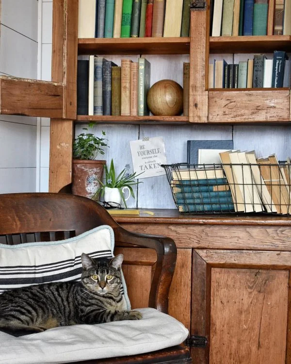  decor idea with white wood walls and metalic storage basket. Love it!   