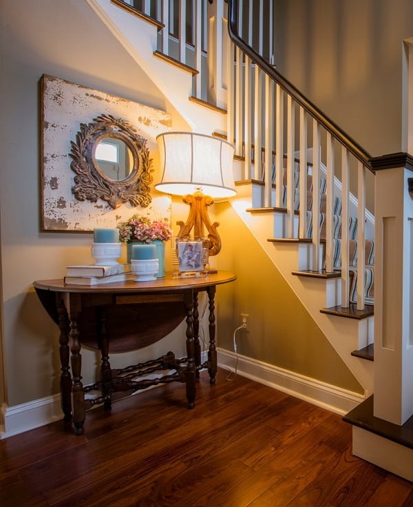  decor idea with spectacular Victorian mirror and intertwined dark wood table. Love it!   