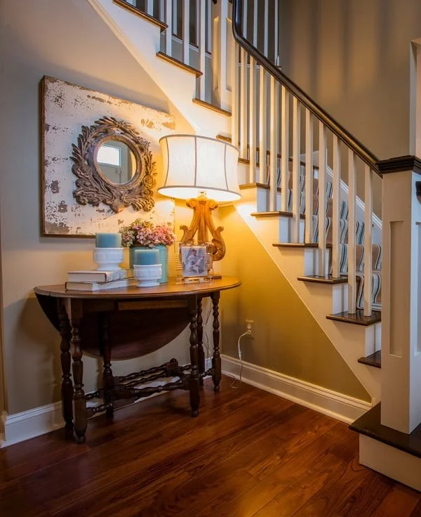 decor idea with spectacular Victorian mirror and intertwined dark wood table. Love it!   