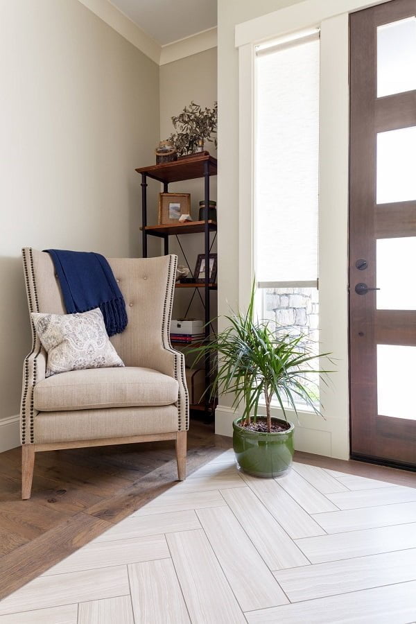  decor idea with layered wooden shelves and bright entrance door. Love it!   