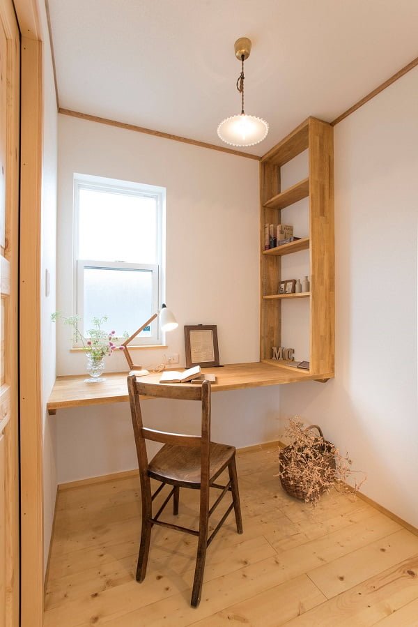 100 Charming Farmhouse Decor Ideas for Your Home Office - You have to see this office decor idea with light hardwood floor and discrete ceiling lamp. Love it!