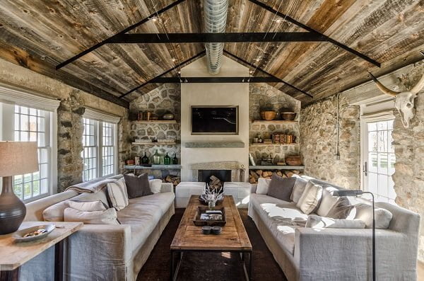 living room decor idea with spacious sitting area and adorable wooden decor. Love it!