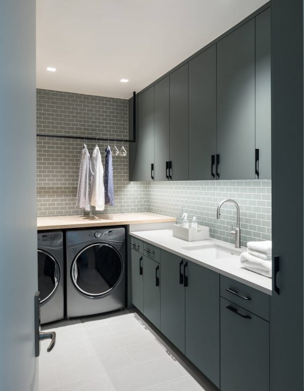 100 Fabulous Laundry Room Decor Ideas You Can Copy - You have to see this decor idea with dark grey furnishing, and just a trace of wood and metal. Love it!