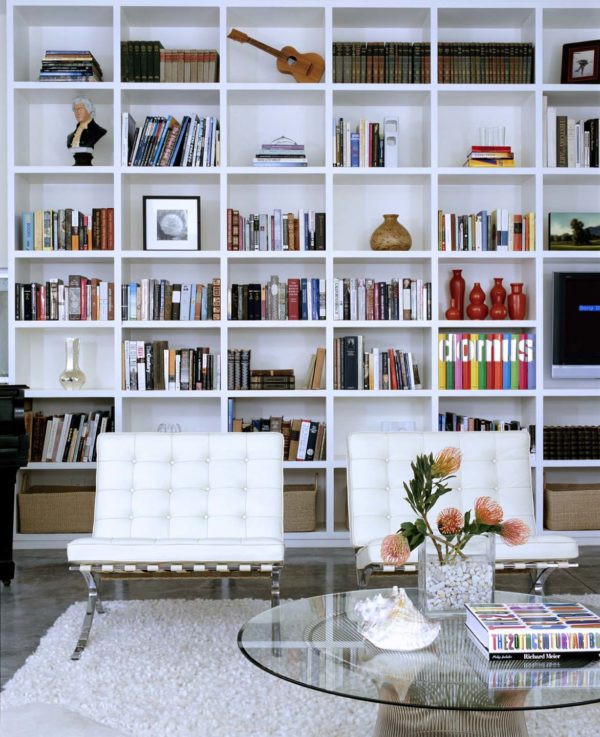  decor idea with a transparent square vase and round glass coffee table. Love it!   