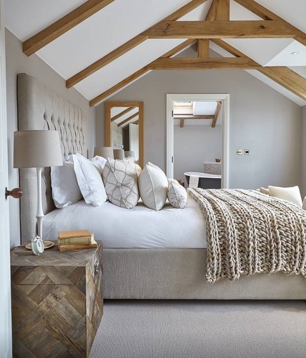  decor idea with sweater-knit blanket and reflecting wood-framed mirror. Love it!   