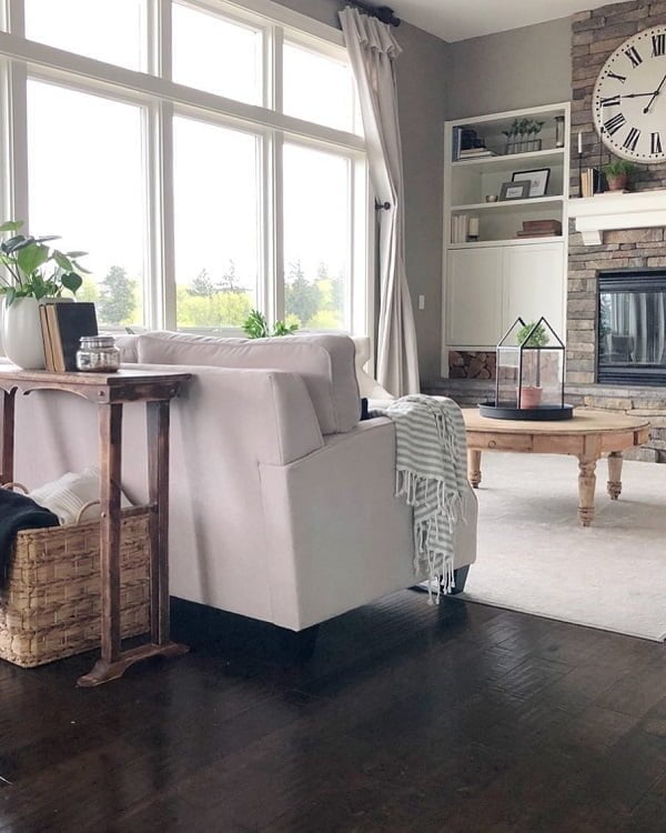  decor idea with built-in shelfves and low light wood coffee table. Love it!   