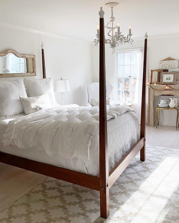  decor idea with beige photo frame stand and miniture tray-like coffee table. Love it!   