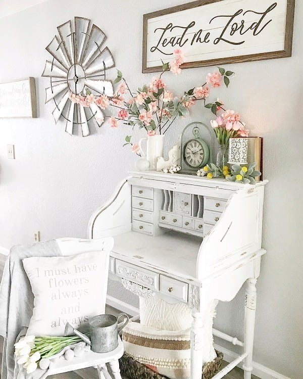  decor idea with fashionable quote-print pillow and faith-inspired wall sign. Love it!   