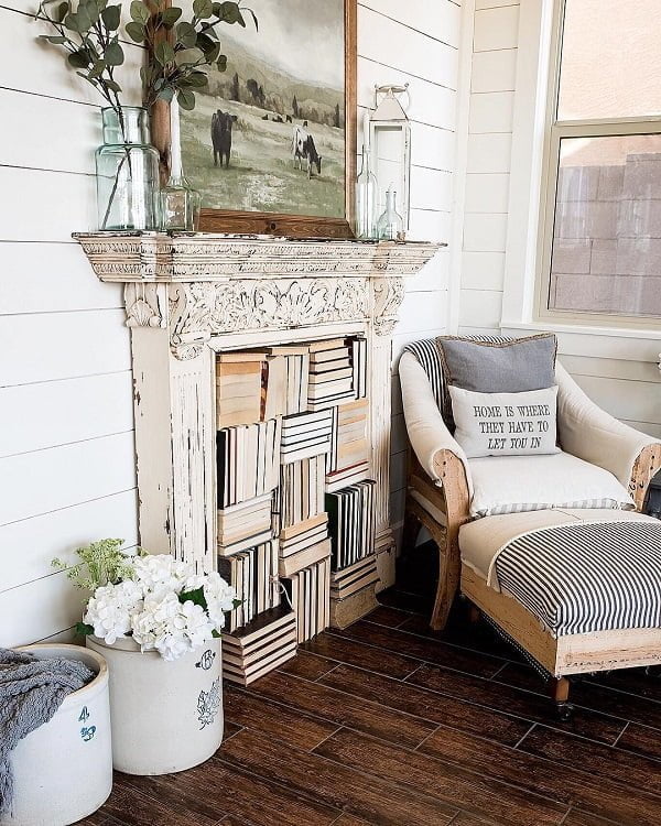  decor idea with dark plank floor and dramatic over-the-fireplace painting. Love it!   