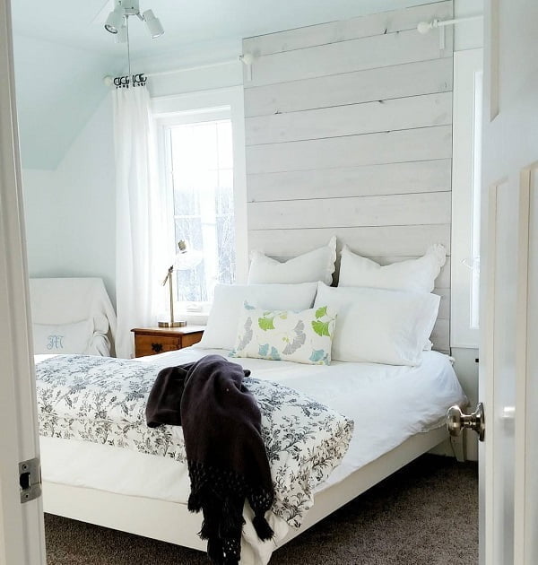  decor idea with white corner armchair and vintage nightstand. Love it!   