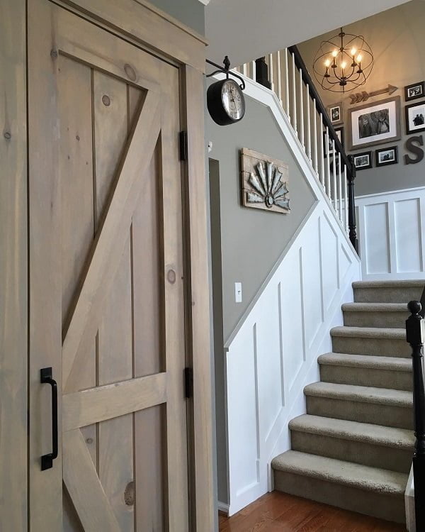  decor idea with wood frame mirror, navy walls and white cabinet. Love it!   