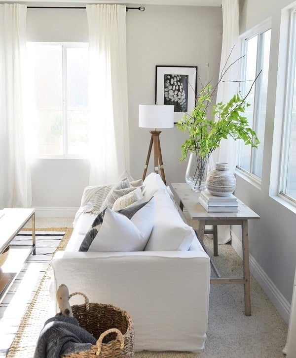  decor idea with old-time shopping basket and lively patterned carpet. Love it!   