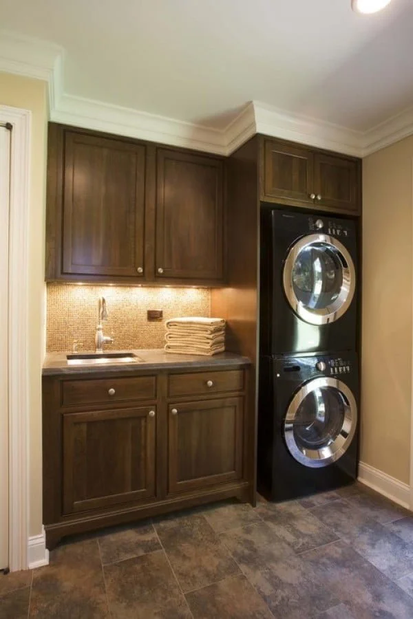 100 Fabulous Laundry Room Decor Ideas You Can Copy - You have to see this laundry room decor idea with dark cabinets and marble flooring. Love it!