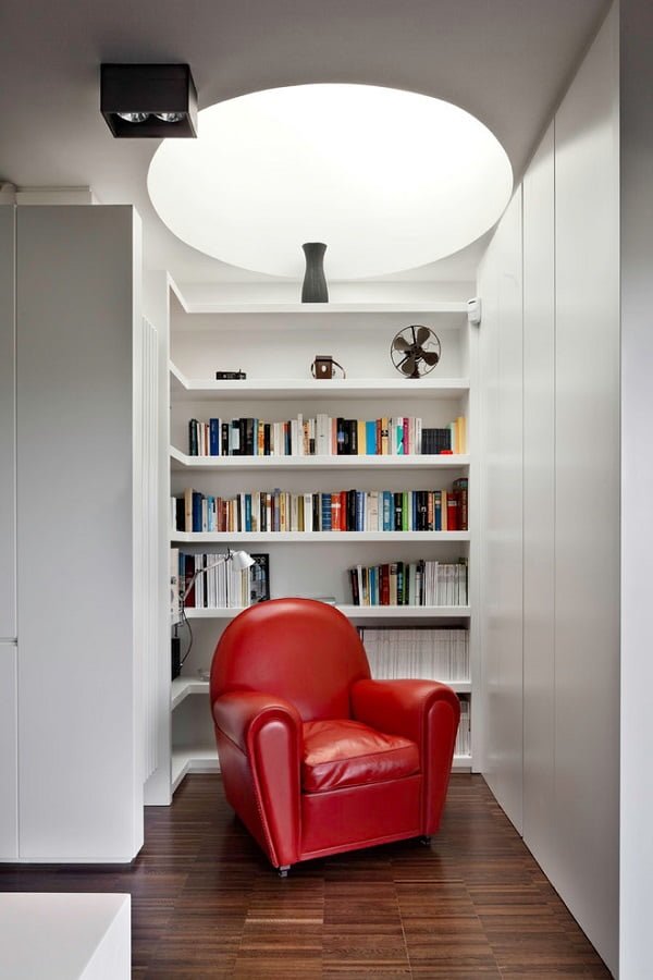 You have to see this  decor idea with connected G-shaped shelves and a staggering leather, red reading armchair. Love it!  