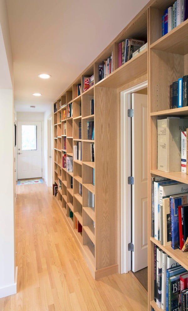 You have to see this  decor idea with box-inspired shelves and a central entrance door in the middle. Love it!  