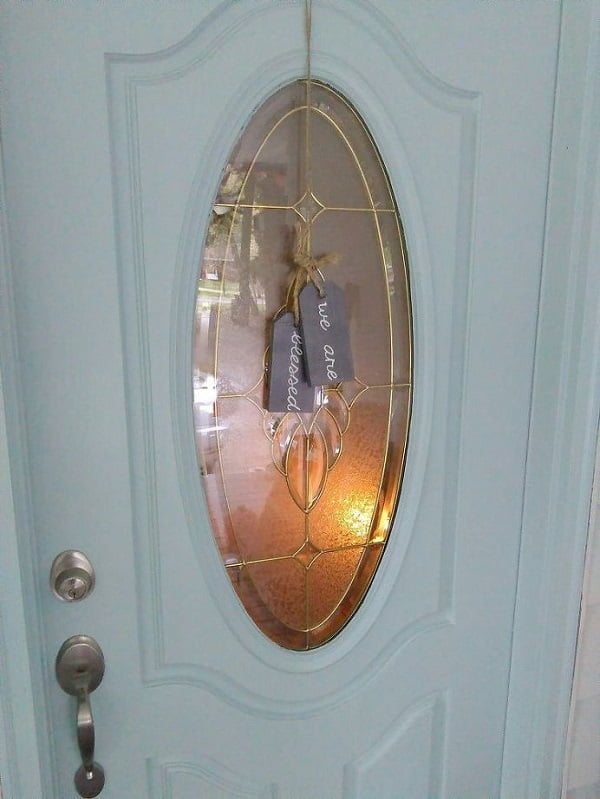 Gift tag front door decor idea