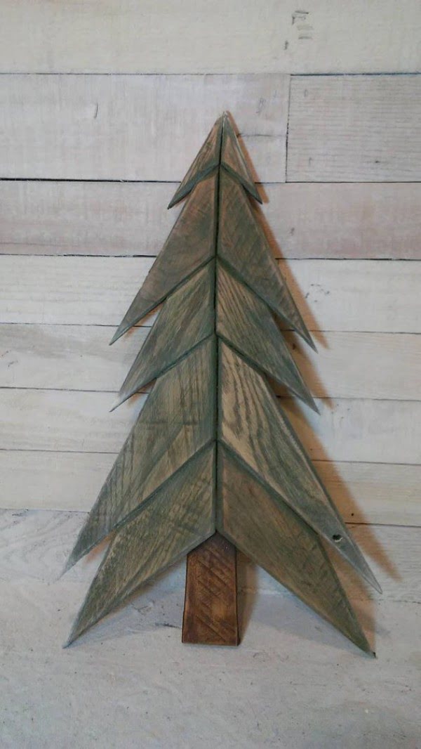 20 Unique DIY Wooden Pallet Christmas Tree Ideas (with Plans)