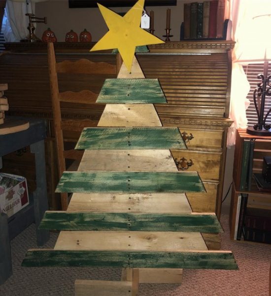 20 Unique DIY Wooden Pallet Christmas Tree Ideas (with Plans)