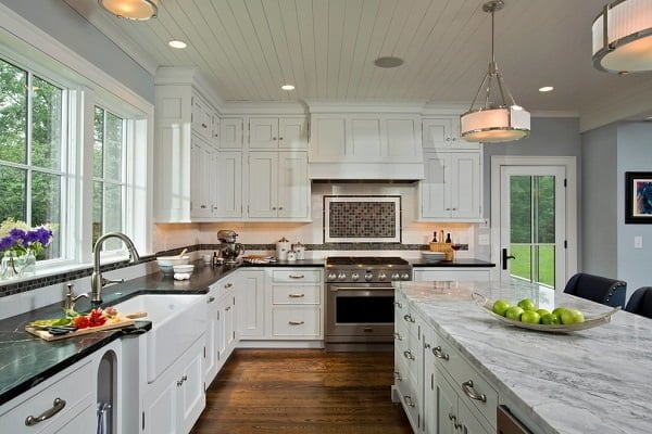 Shaker cabinets in a farmhouse kitchen #homedecor