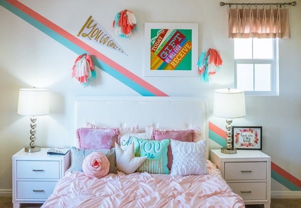 Teen bedroom photo wall idea