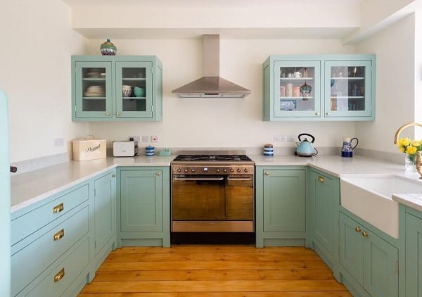 Turquoise shaker cabinets in a farmhouse kitchen #homedecor