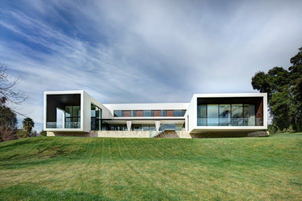 Modern Inside-Outside House 