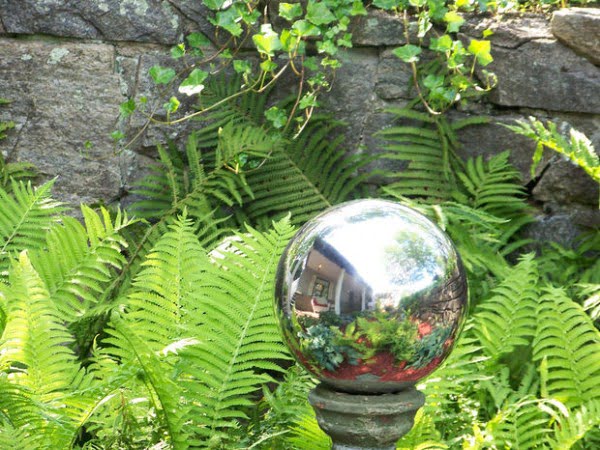 How to Make Mirrored Gazing Balls for the Garden art