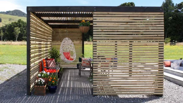 Step-by-step to a DIY garden pergola   