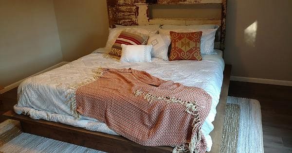 DIY platform bed with an upcycled door for a headboard #diy #homedecor #bedroomdecor