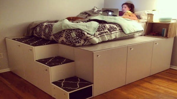 This DIY Platform Bed Saves Space, Has Tons of Storage #diy #homedecor #bedroomdecor