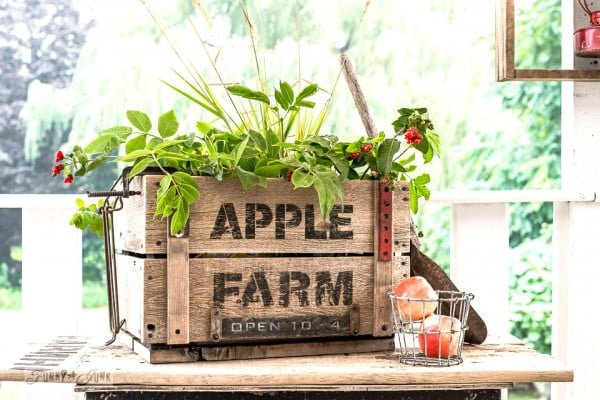 Reversible DIY reclaimed wood Flower and Apple Farm crate #DIY #reclaimedwood #homedecor #rustic #farmhouse