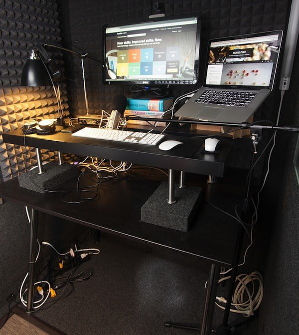 How to Make Your Own Standing Desk #DIY #homedecor #workspace #homeoffice #furniture
