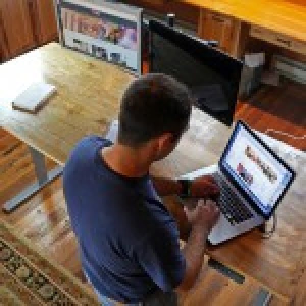 DIY Standing Desk #DIY #homedecor #workspace #homeoffice #furniture