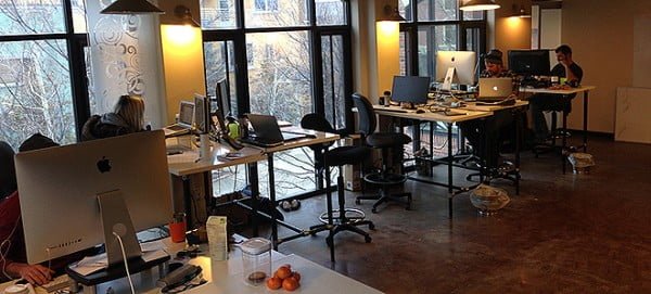 DIY Adjustable Stand-Up Desk Design #DIY #homedecor #workspace #homeoffice #furniture