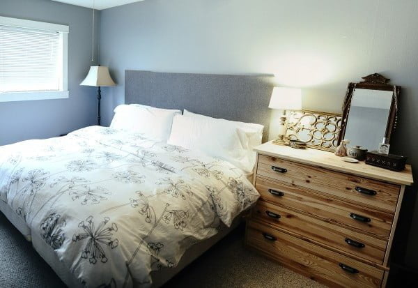 How to Make a DIY Upholstered Headboard #diy #homedecor #bedroomdecor