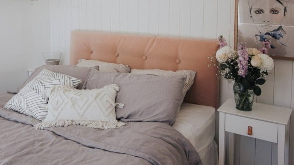 DIY upholstered headboard: A luxe look for less #diy #homedecor #bedroomdecor