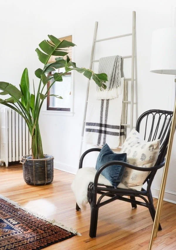 DIY Wood Dowel Blanket Ladder     