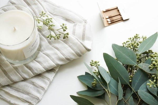 DIY Essential Oil Holiday Candles + Printable Label!