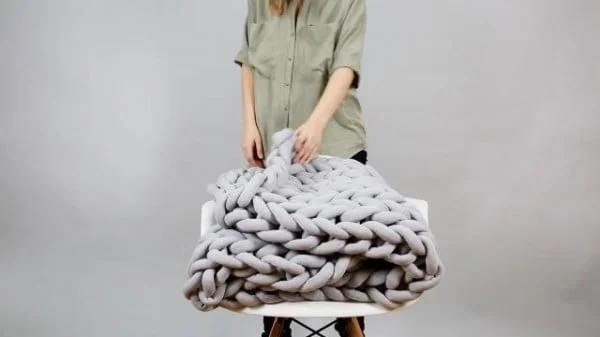 DIY chunky knitted blanket technique is the only thing you need for winter    