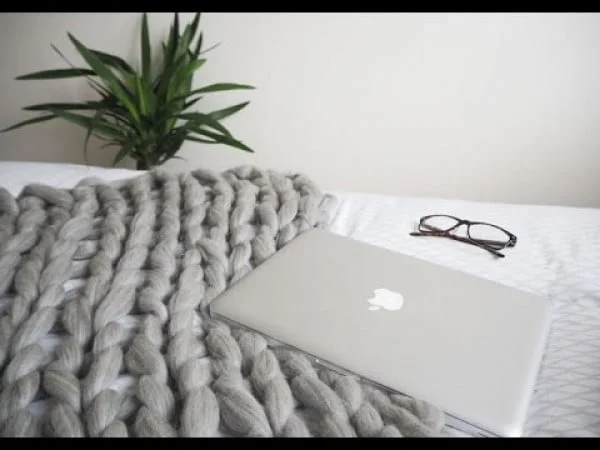 DIY Chunky Arm Knitted Blanket Tutorial    