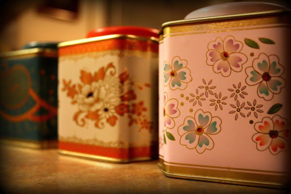 Make a Pendant Light from a Vintage Tea Tin #DIY #homedecor #pendantlights #lighting
